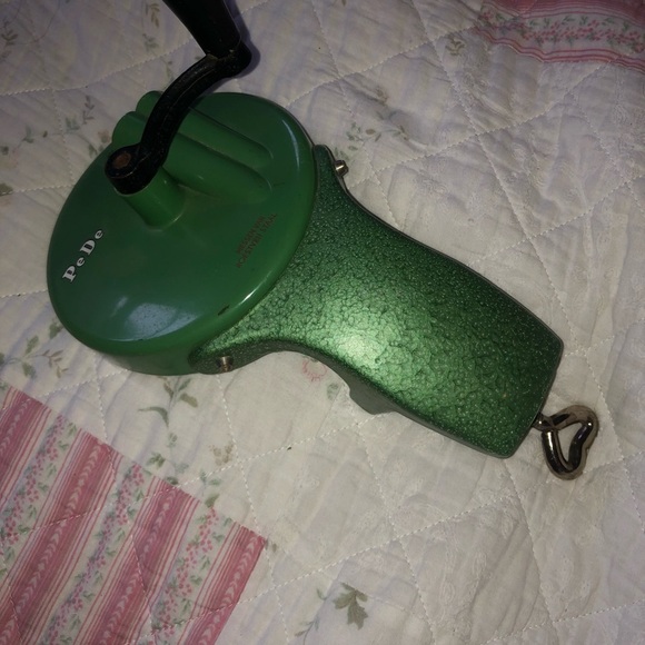 Vintage cast iron Green Pe De bean slicer- screws onto your counter. - Picture 8 of 9